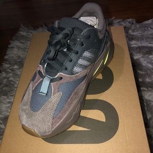 YEEZY 700 “MAUVE”